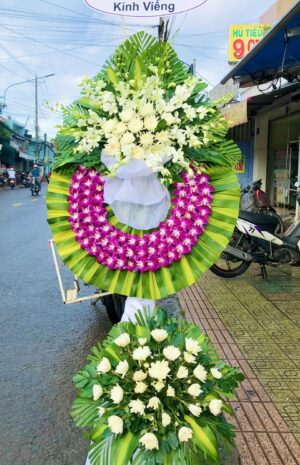 Đặt hoa viếng tại Ngã Bảy