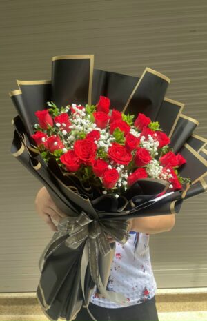 Bó hoa hồng đỏ gói giấy đen