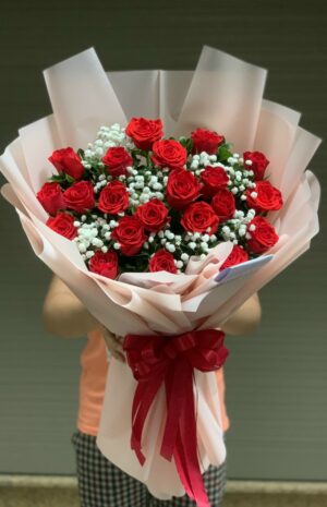 Bó hoa hồng đỏ và bi
